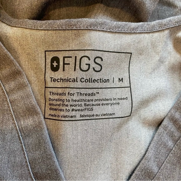 FIGS Women's Graphite Gray CASMA V-neck Front Pockets Scrub Top Size Medium - Picture 8 of 8
